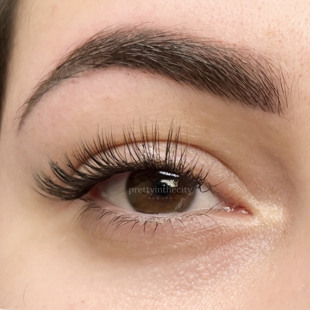 upclose image of womans eye with classic lash clusters